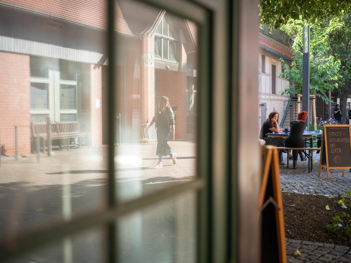 Die Spielgelung des Hofes des Familienkompetenzzentrums in einem Fester. 