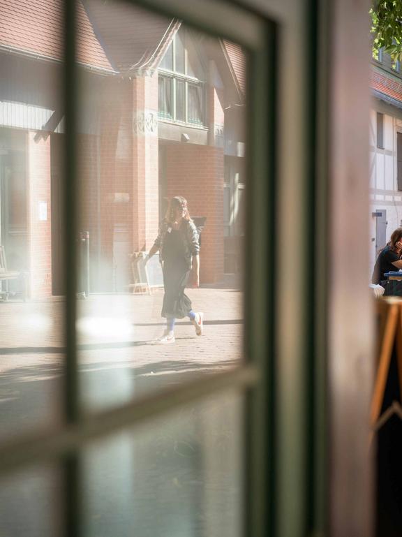 Die Spielgelung des Hofes des Familienkompetenzzentrums in einem Fester. 